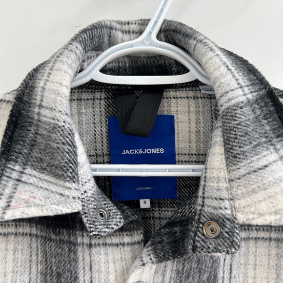 Women’s Shacket - Picture 3 of 3